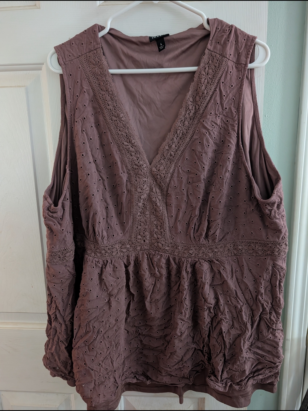 Women’s Mauve Eyelet Lace V-Neck Sleeveless Top